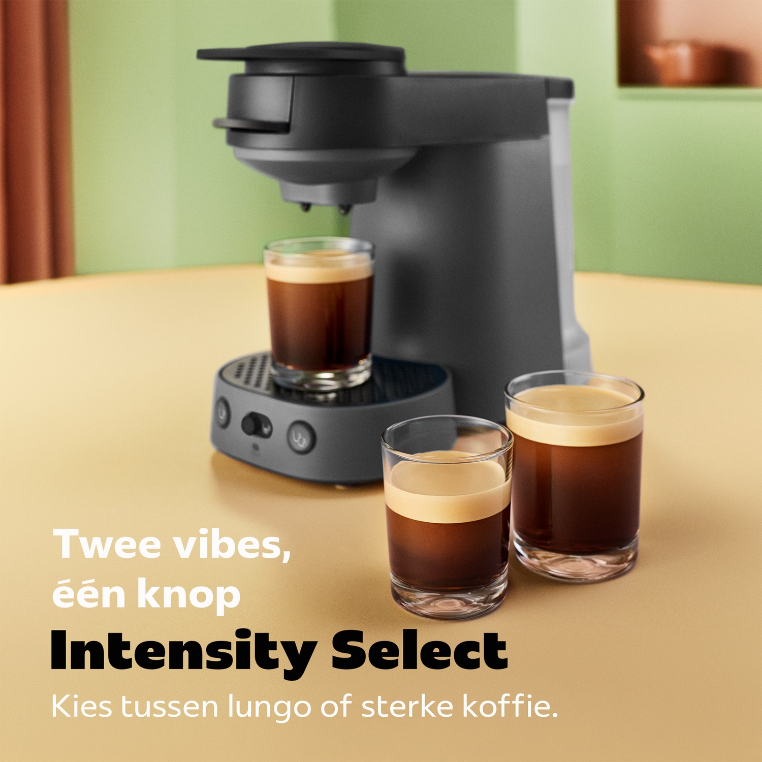 Een zwart koffiezetapparaat staat op een tafel naast drie glazen gevuld met verse koffie en crema.