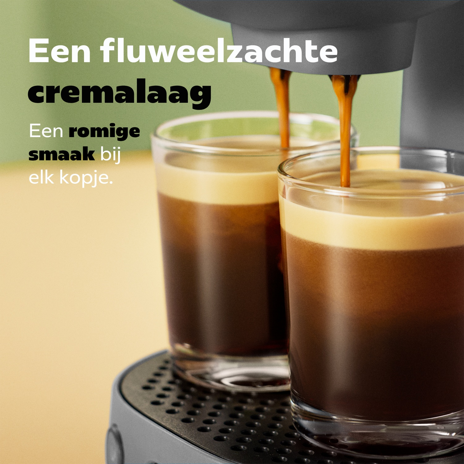 Koffie stroomt uit een machine in twee glazen met een romige cremalang.