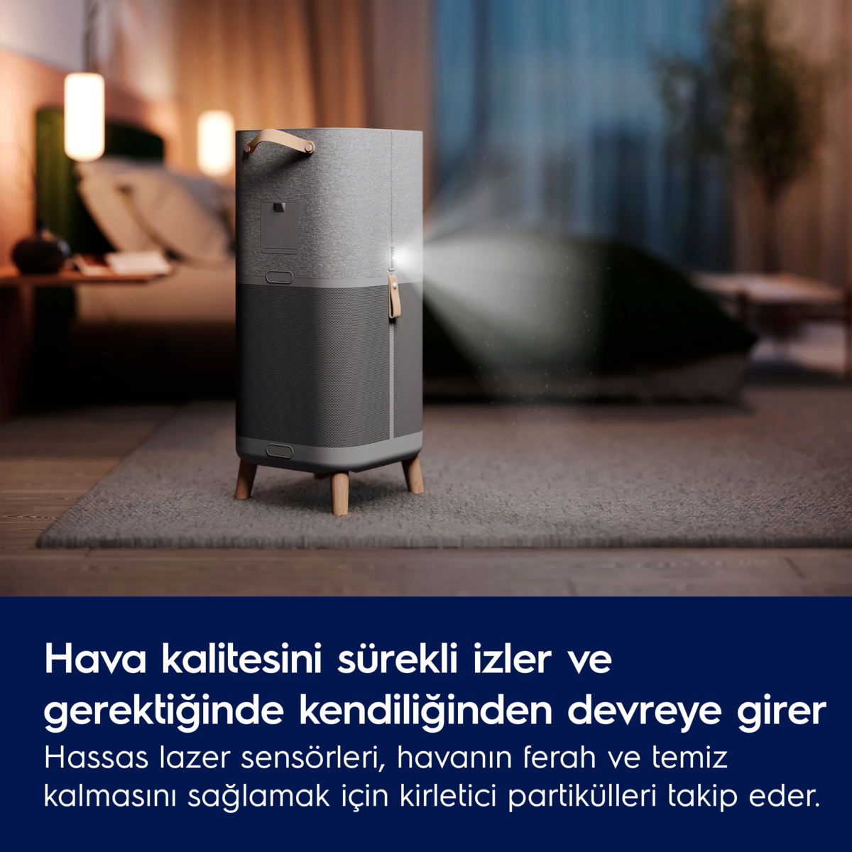Yatak odasında halı üzerinde ahşap ayaklı gri bir hava temizleyici duruyor.