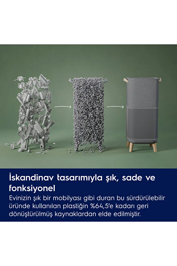 Plastik atık granüle dönüşür ve gri bir kaba geri dönüştürülür.