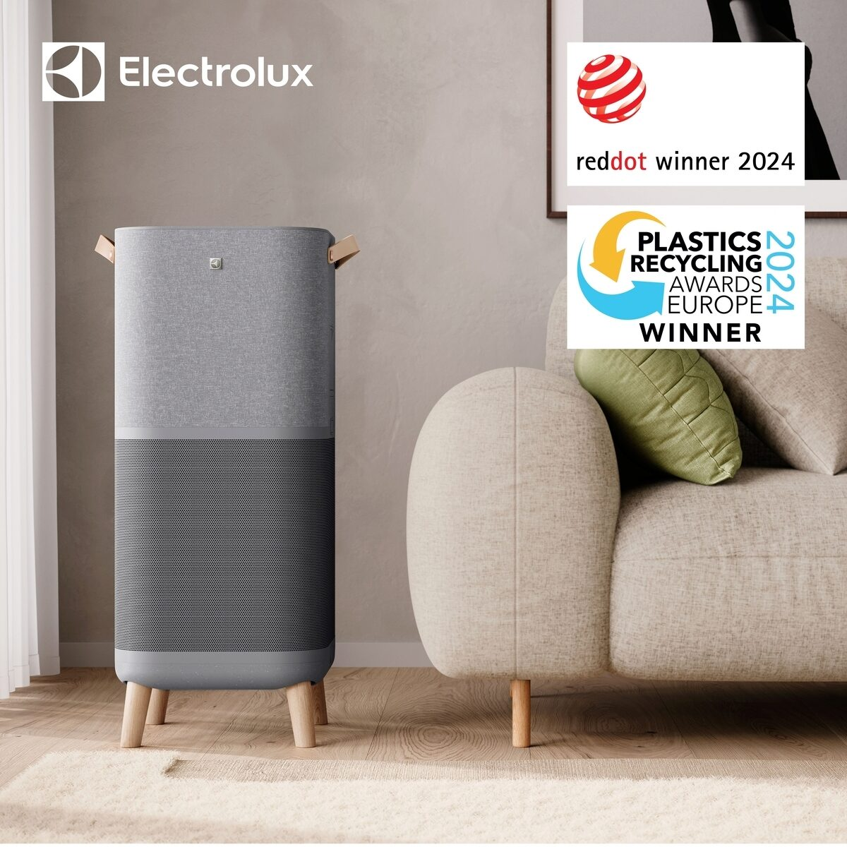 Ahşap ayaklı gri bir Electrolux hava temizleyici, oturma odasında kanepenin yanında duruyor.