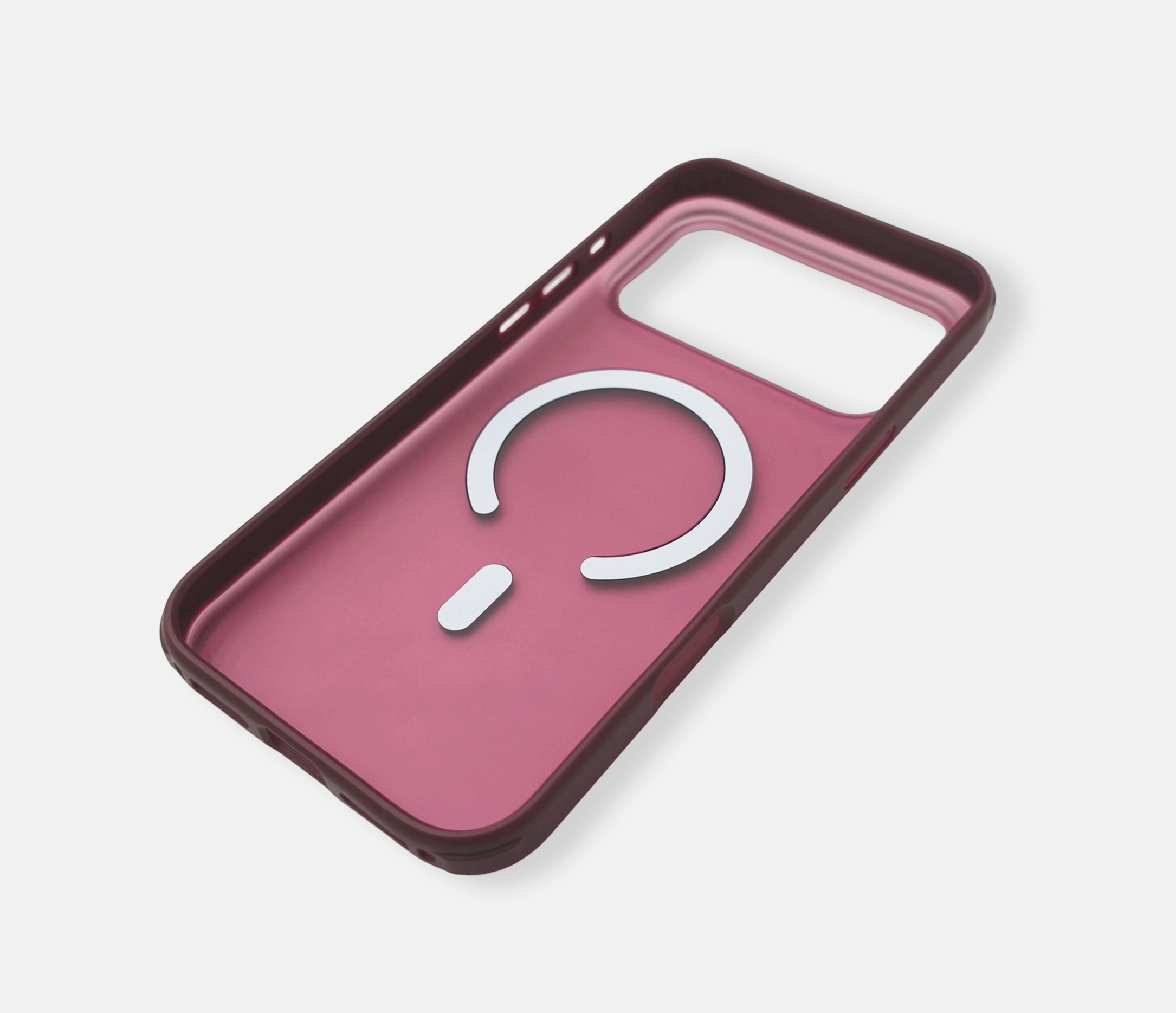 Beyaz zemin üzerinde iç halka mıknatıslı bordo akıllı telefon kılıfı.