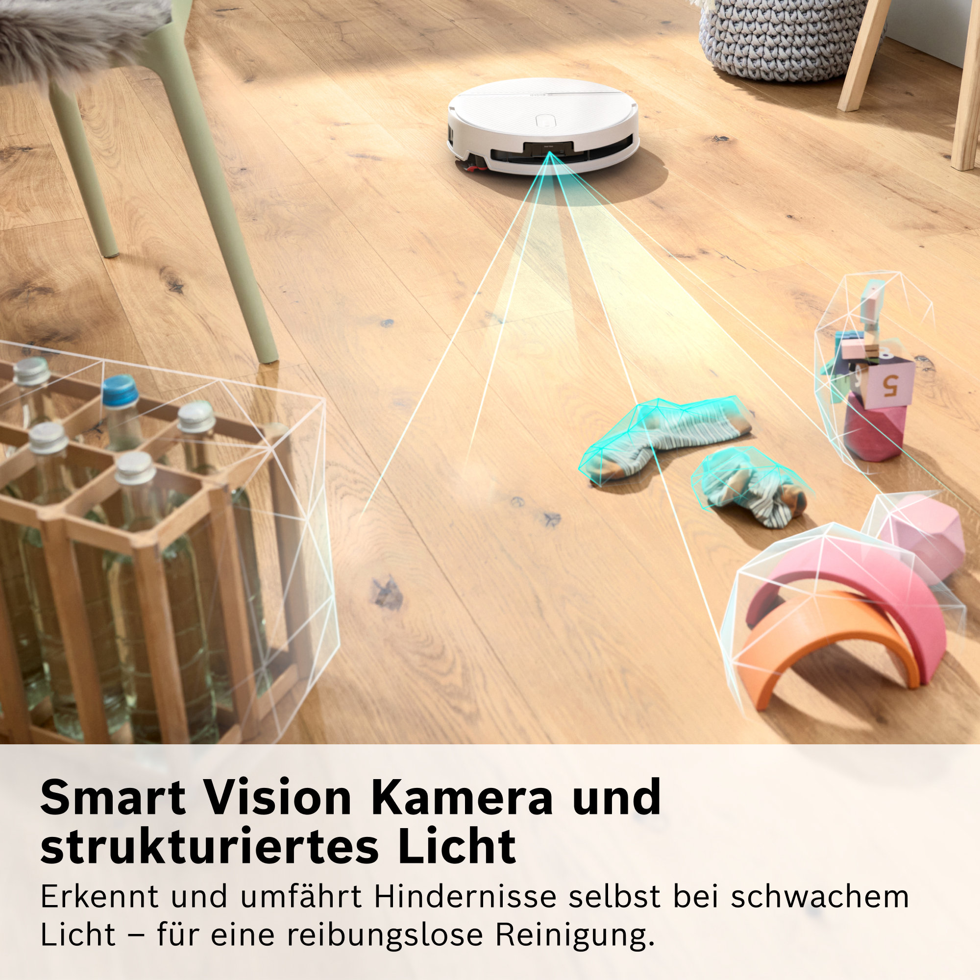 Ein Saugroboter scannt mit blauem Licht den Holzfußboden, der mit Hindernissen wie Flaschen und Spielzeug bedeckt ist.
