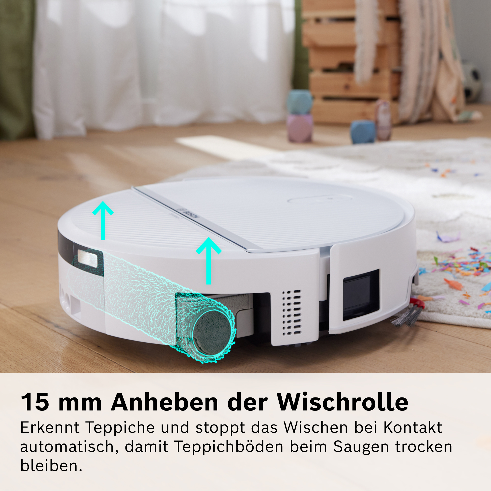 Weißer Saugroboter auf Holzfußboden, der seine Wischrolle anhebt, um Teppiche trocken zu halten.