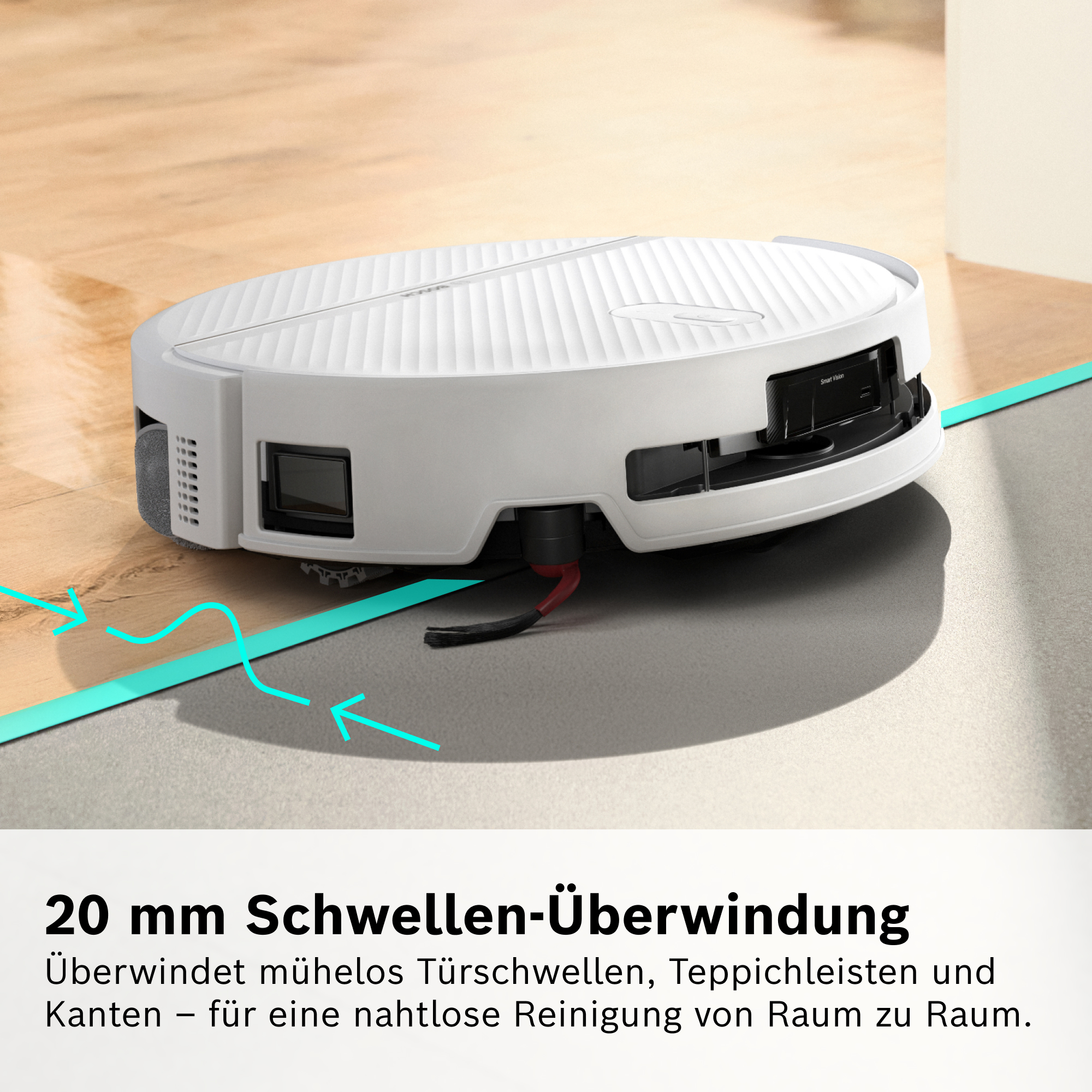 Ein weißer Saugroboter rollt über eine Bodenschwelle von Holz zu Teppich.