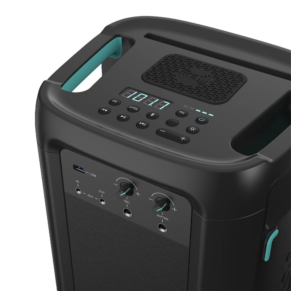 Altavoz portátil negro con botones superiores, pantalla digital, puertos y perillas de control al frente.