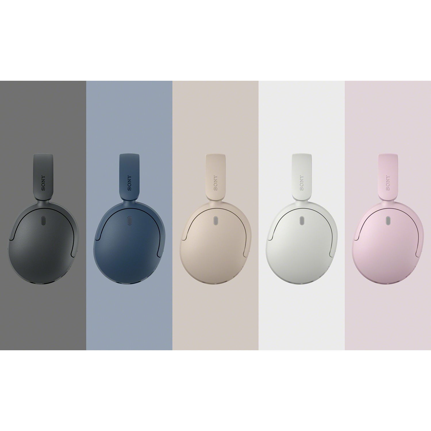 Cinque cuffie over-ear Sony in nero, blu, beige, bianco e rosa su sfondi verticali abbinati.