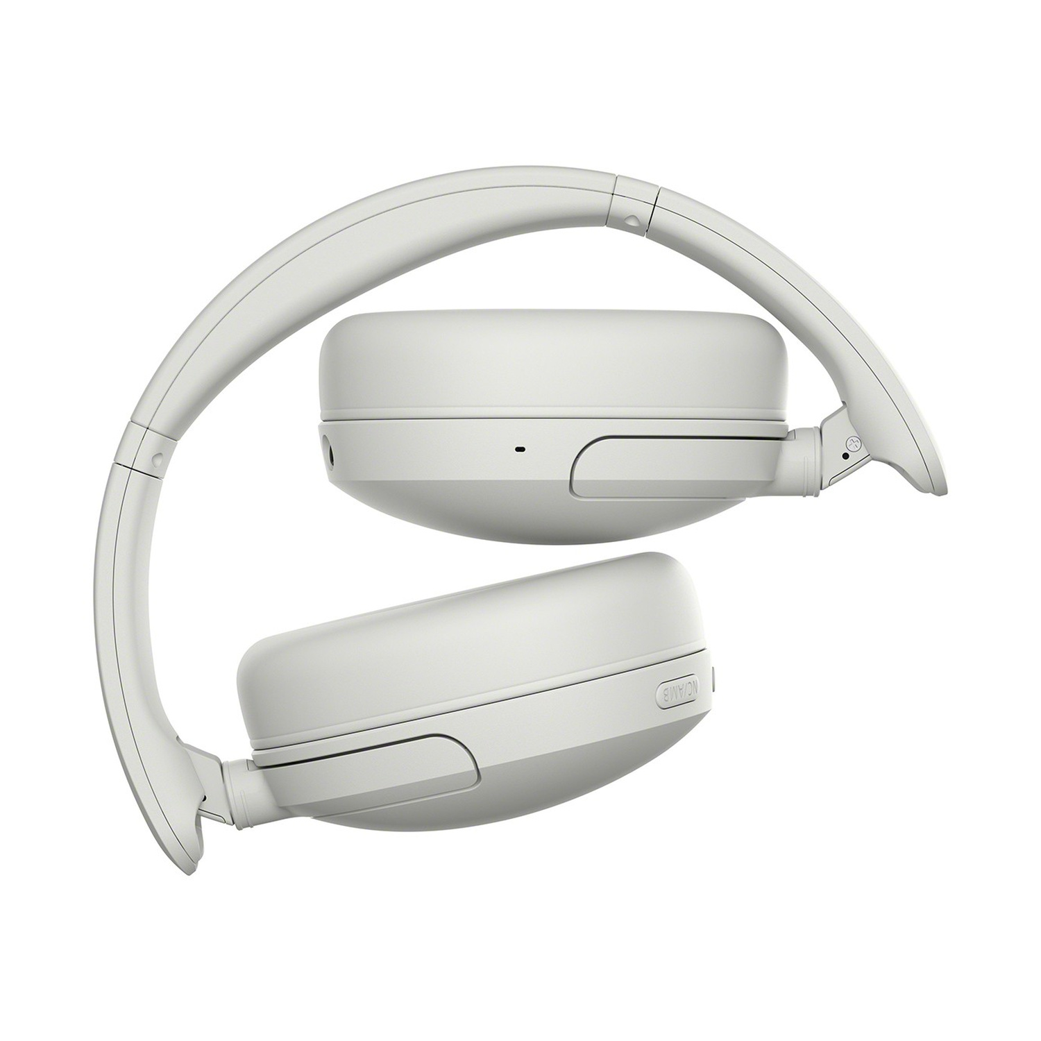 Un paio di cuffie over-ear bianche moderne, piegate su sfondo bianco.