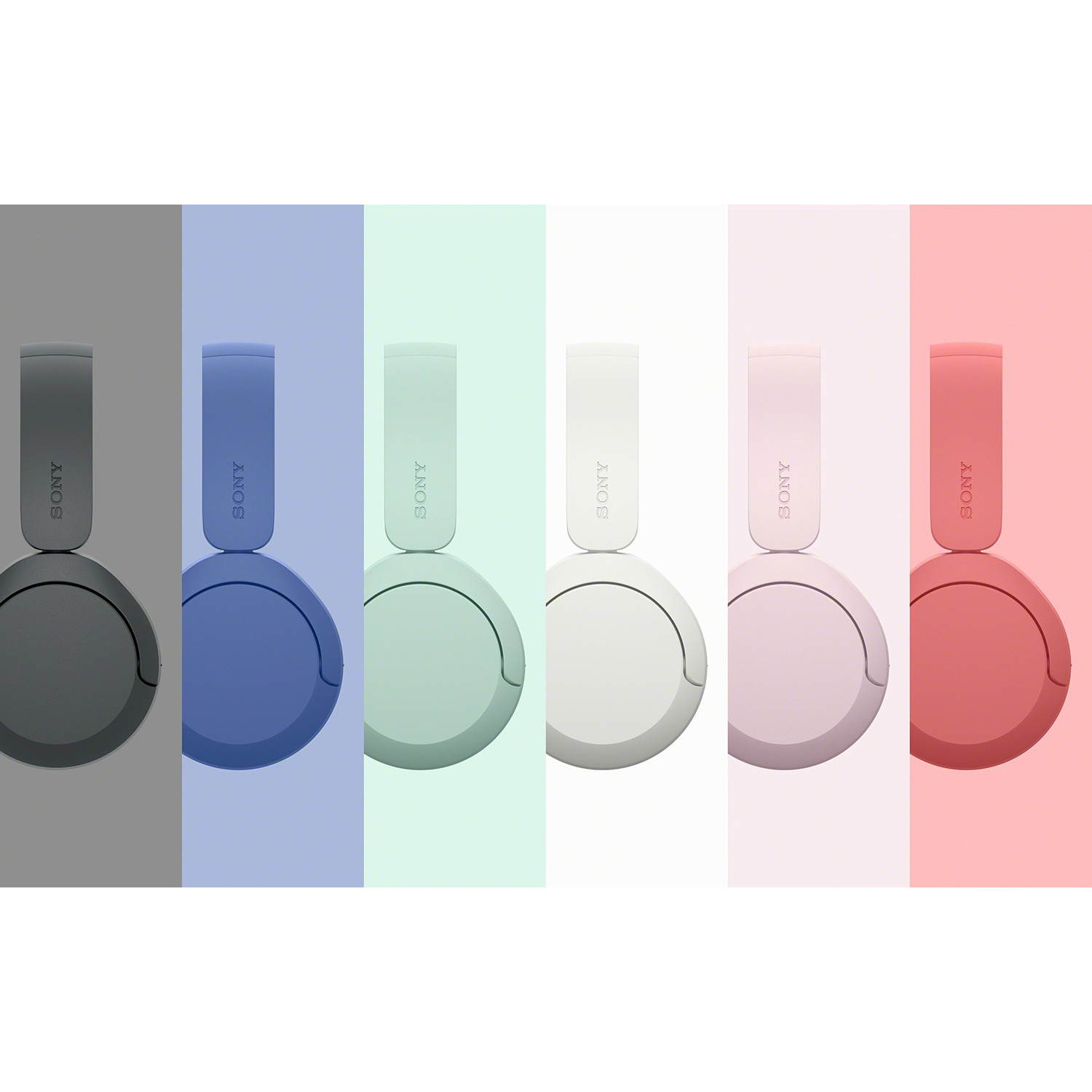 Sei cuffie Sony identiche in diversi colori pastello su sfondi dello stesso colore.
