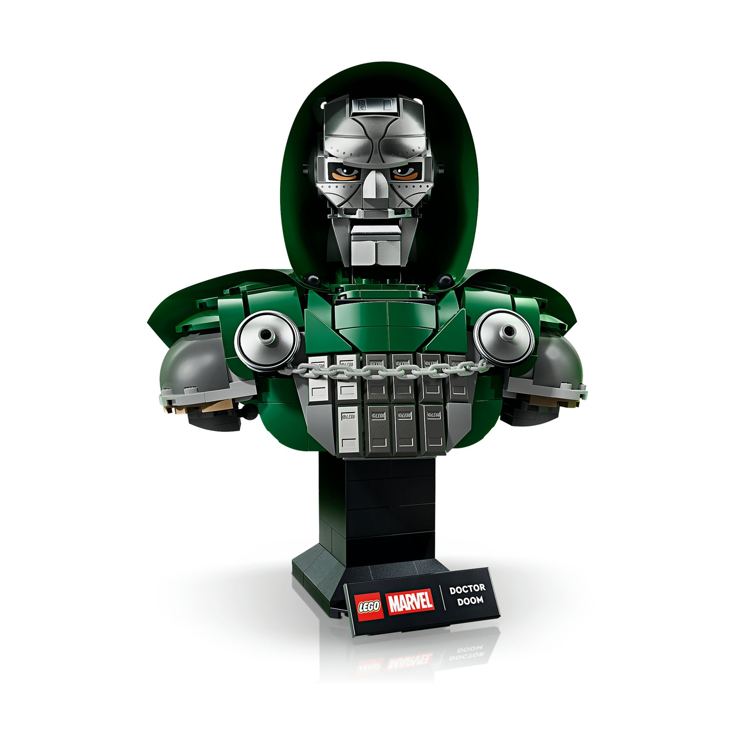Busto Lego di Doctor Doom con mantello verde e maschera d'argento su supporto nero.