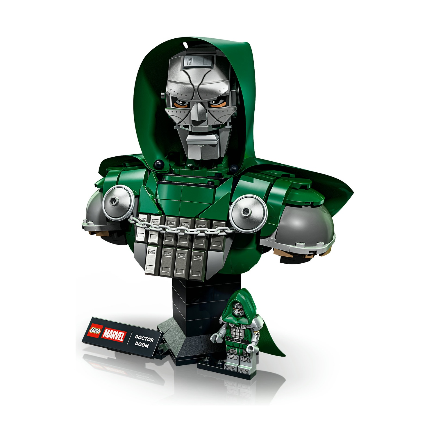 Busto di Lego Marvel Doctor Doom con mantello verde e maschera d'argento, accanto a una piccola minifigure.