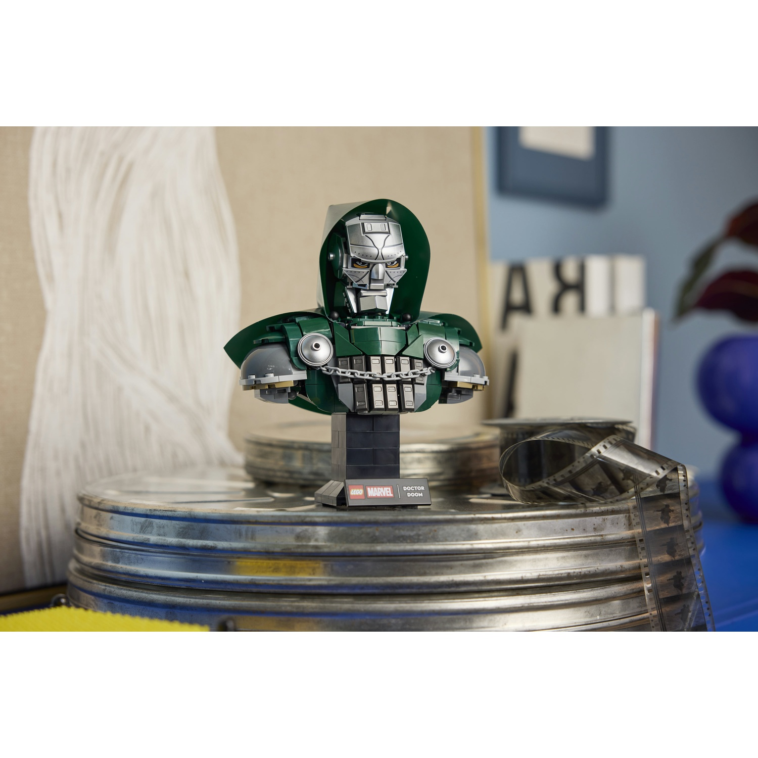 Busto Lego Marvel Doctor Doom su una bobina di pellicola in una stanza.