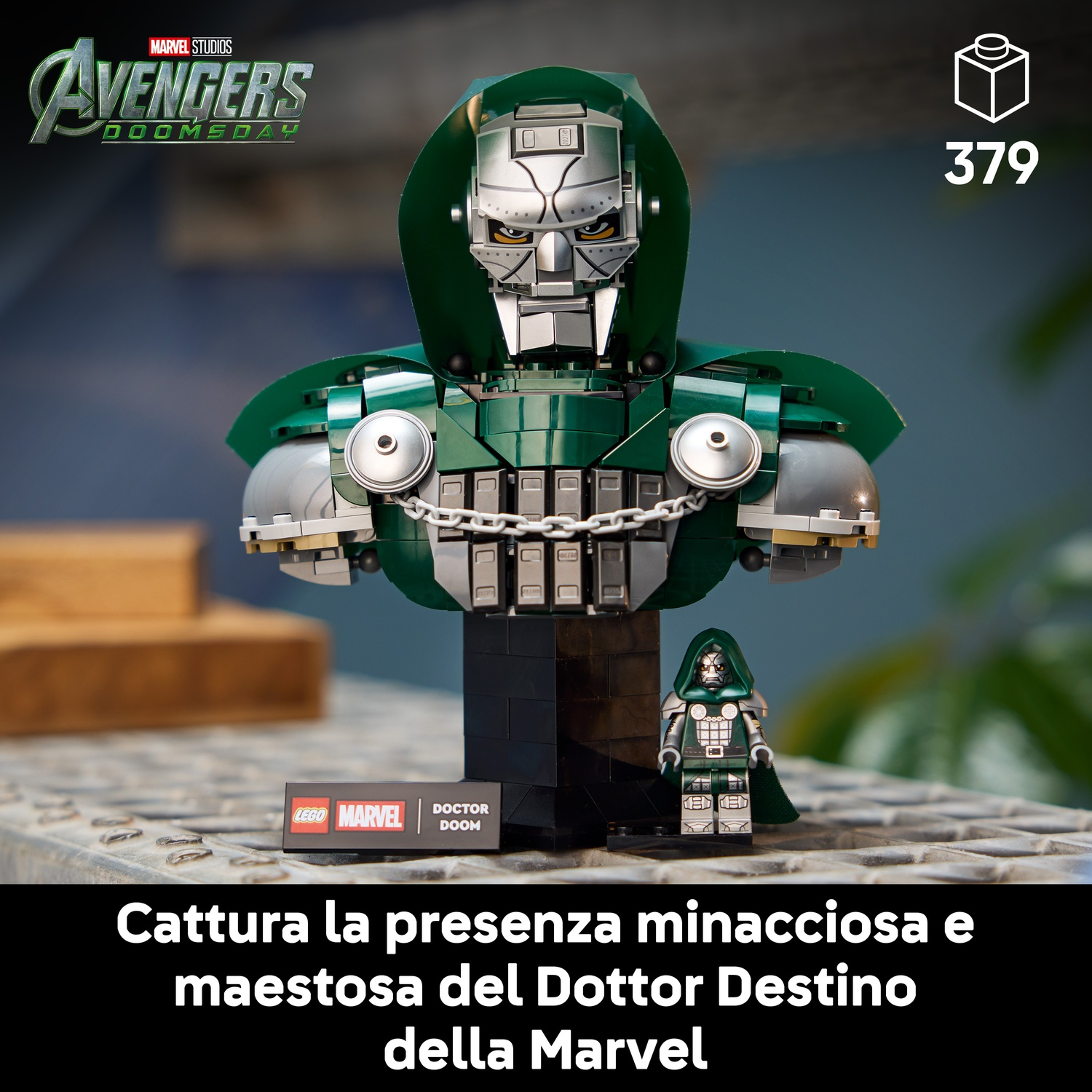 Busto Lego del Dottor Destino con mantello verde, maschera metallica e piccola minifigure.
