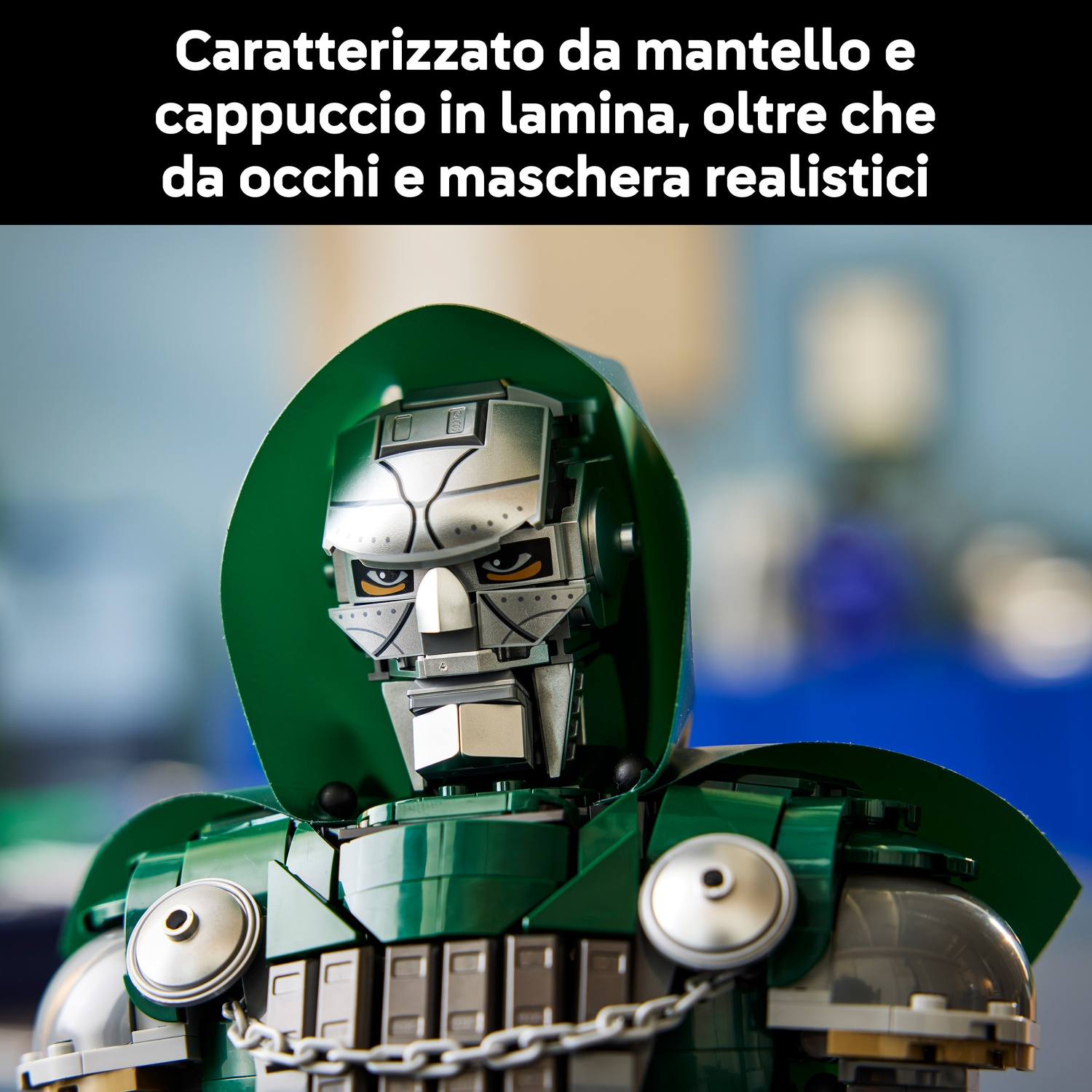 Figura Lego di Doctor Doom con mantello verde e maschera d'argento.