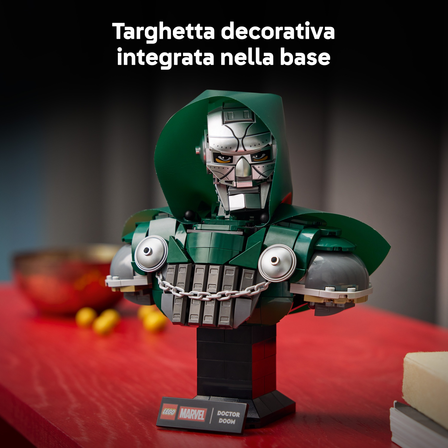 Busto Lego Doctor Doom su tavolo rosso, con testo in alto.