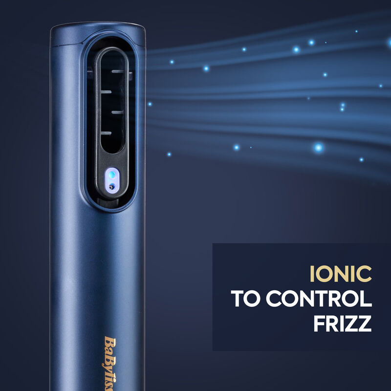Un lisseur BaByliss bleu sur fond sombre avec le texte IONIC TO CONTROL FRIZZ et un effet de flux d'air.