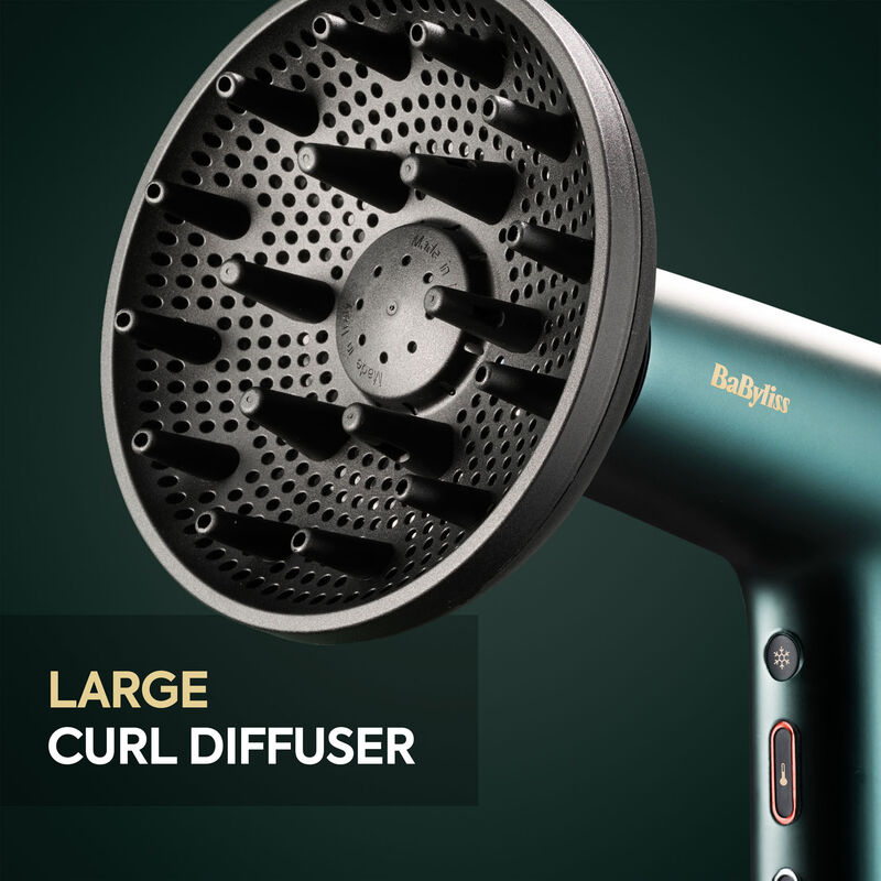Ein türkisfarbener BaByliss Haartrockner mit großem schwarzem Lockendiffusor vor dunklem Hintergrund.
