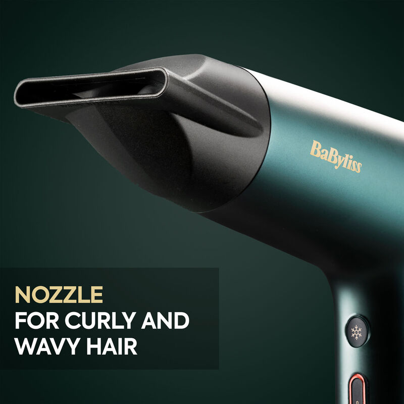 Dunkelgrüner BaByliss Haartrockner mit schmaler Düse für lockiges und welliges Haar vor dunklem Hintergrund.