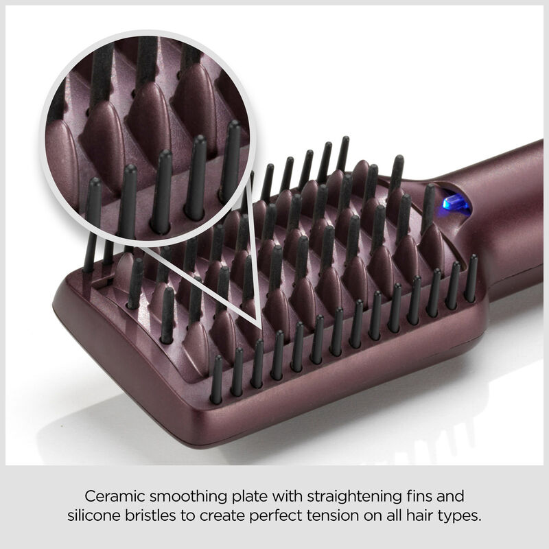 Gros plan d'une brosse lissante violette avec des poils noirs et un cercle grossi.