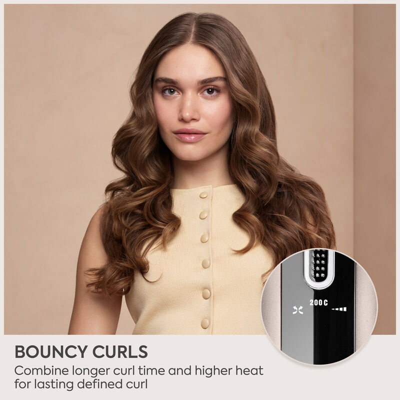 Une femme aux cheveux bruns ondulés porte un haut beige; en bas à droite, un encadré montre l'écran d'un fer à friser.