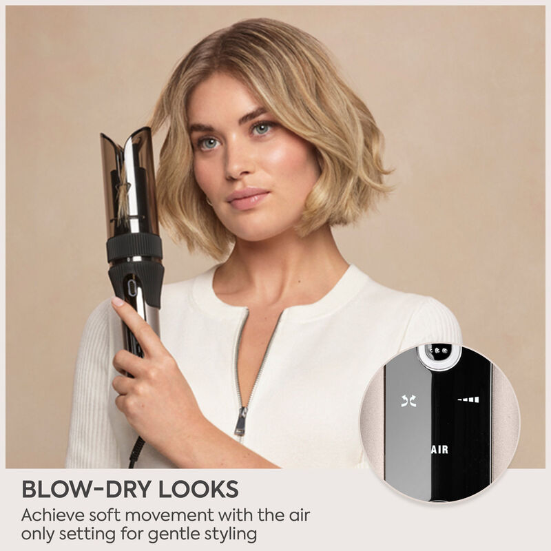 Une femme tient un coiffeur, avec un zoom sur les réglages d'air.