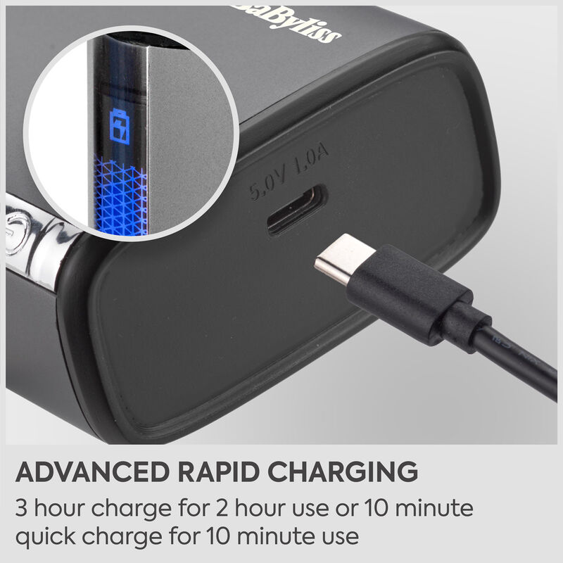 Un cavo USB-C collegato a un dispositivo nero, con un inserto ingrandito che mostra un indicatore di carica blu.