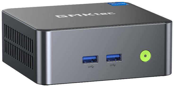 Egy szürke GMKtec mini PC két USB-porttal és egy élénkzöld, kerek bekapcsológombbal az előlapon.