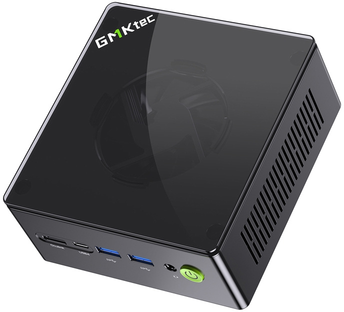 Fekete GMKtec mini PC fényes tetővel, oldalsó szellőzőnyílásokkal és zöld bekapcsológombbal.