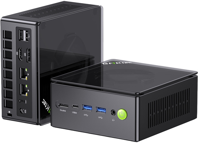 Két fekete GMKtec mini PC különböző portokkal és zöld bekapcsológombbal fehér háttér előtt.