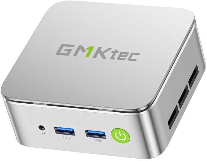 Egy ezüst színű GMKtec mini PC USB-portokkal és egy zöld bekapcsológombbal fehér háttérrel.