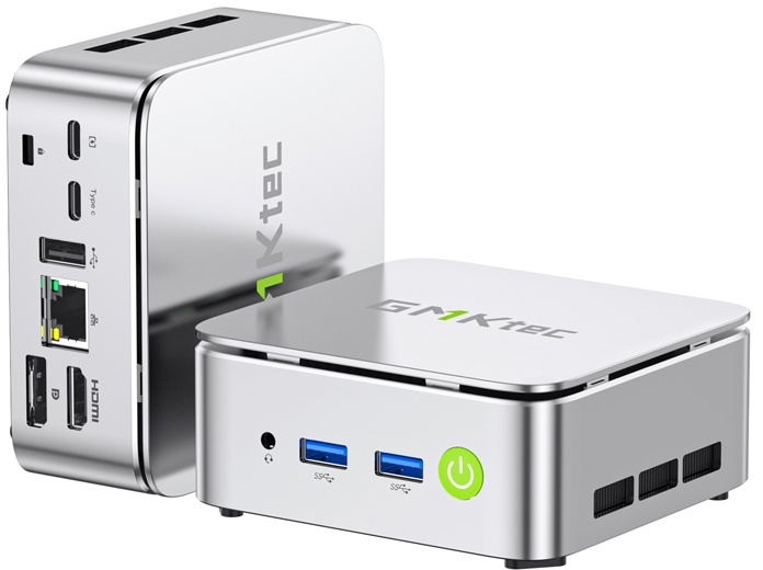 Két ezüst GMKtec mini PC portokkal és zöld bekapcsológombbal fehér háttér előtt.