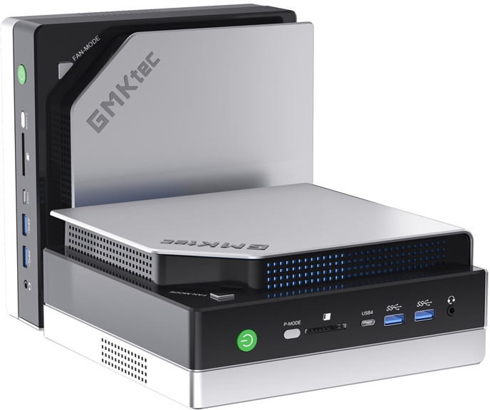 Két ezüst és fekete GMKtec mini PC függőlegesen elhelyezve, elülső és oldalsó portokkal, logóval.