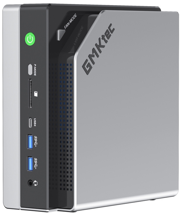 Egy ezüstszínű GMKtec mini PC elülső csatlakozókkal és márkajelzéssel az oldalán.