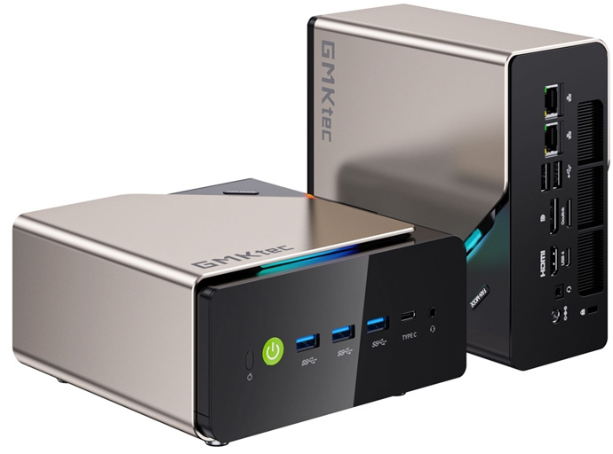 Két GMKtec mini PC ezüst és fekete házzal, elülső portokkal és hátsó csatlakozásokkal fehér háttér előtt.