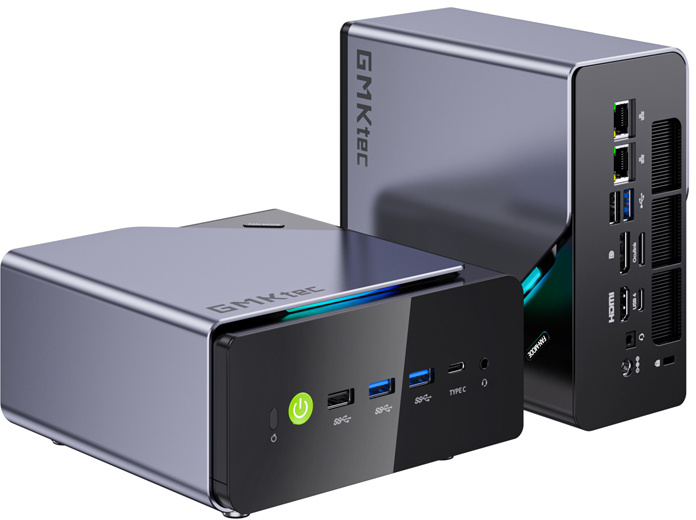 Két szürke GMKtec mini PC portokkal és zöld bekapcsológombbal.