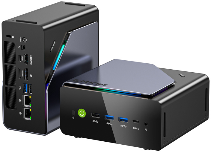 Két fekete GMKtec mini PC portokkal, az egyik függőlegesen áll, a másik vízszintesen fekszik.