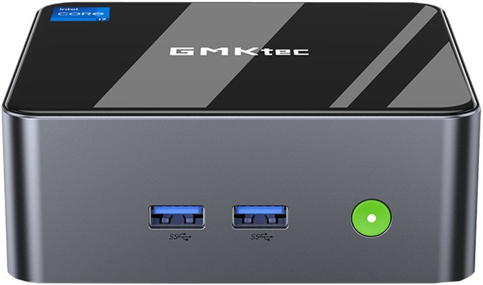 Szürke GMKtec mini PC két USB porttal, Intel Core i7 matricával és zöld bekapcsoló gombbal az előlapon.