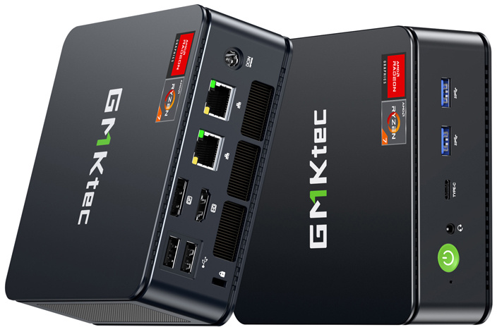Két fekete GMKtec mini PC Ryzen processzorral és különféle portokkal sötét háttér előtt.