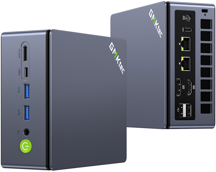 Két szürke GMKtec mini PC, az elülső portokat és zöld bekapcsológombot, a hátsó a hátoldali portokat mutatja.