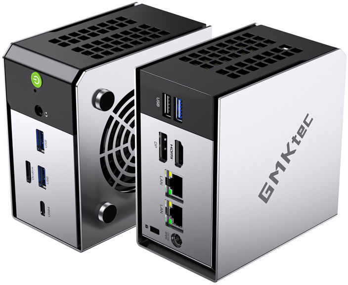 Két ezüst színű GMKtec mini PC áll egymás mellett, több porttal és hűtőnyílással.