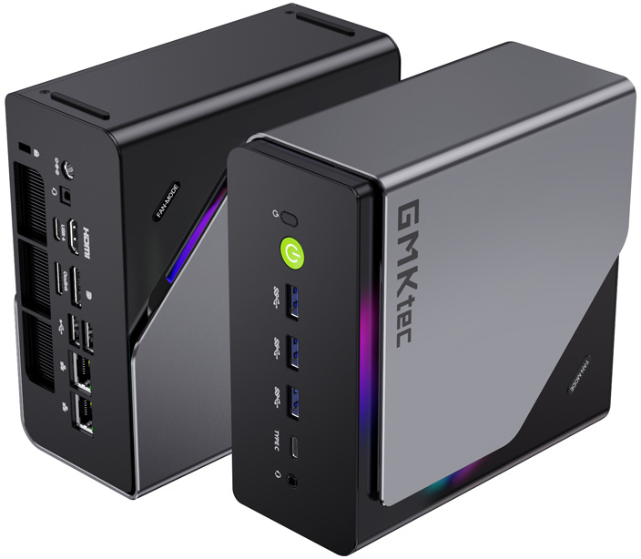 Két GMKtec mini PC sötétszürke és fekete színben, elülső és hátsó portpanelekkel fehér háttér előtt.