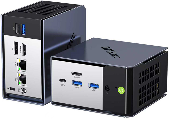Két fekete GMKtec mini PC különböző portokkal, USB-csatlakozókkal és egy zöld bekapcsológombbal fehér háttér előtt.