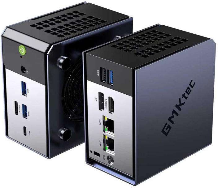 Két fekete GMKtec mini PC különböző portokkal egy ezüst előlapon.