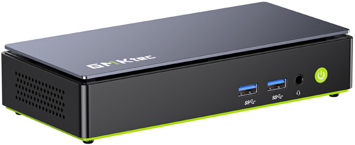 Egy kompakt fekete GMKtec mini PC két USB-porttal, fejhallgató-csatlakozóval és zöld bekapcsológombbal.