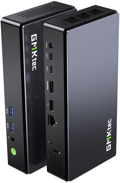 Két fekete GMKtec mini PC ferdén elhelyezve, csatlakozókkal, bekapcsológombbal és logóval.