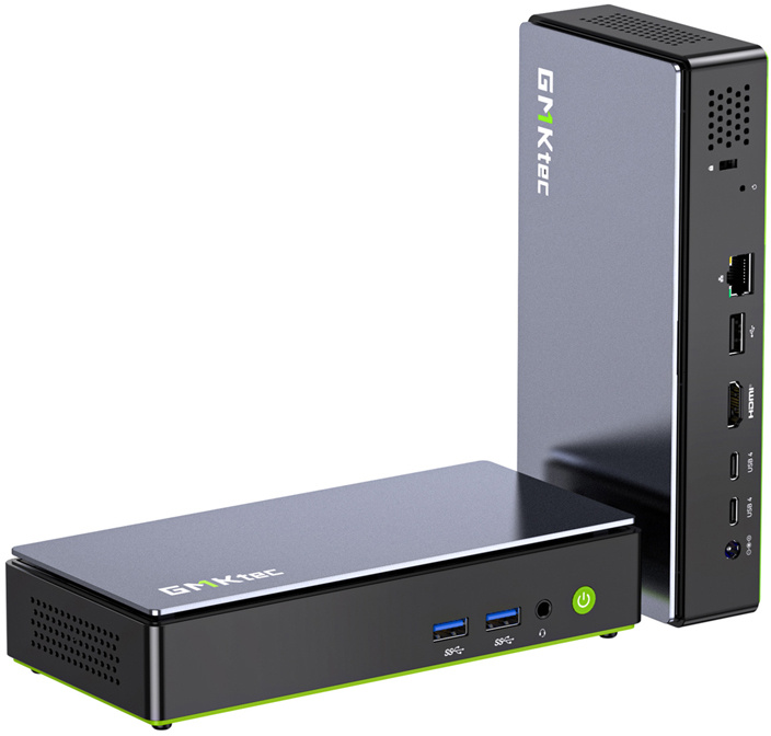Két szürke GMKtec mini PC, az egyik fekszik, a másik áll, különböző portokkal.