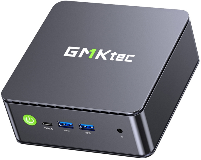 Egy szürke GMKtec mini PC elülső USB portokkal, zöld bekapcsológombbal és Type-C porttal fehér háttér előtt.