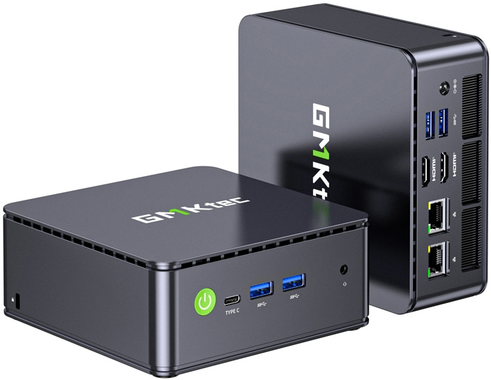 Két szürke GMKtec mini PC elülső és hátsó portokkal fehér háttér előtt.