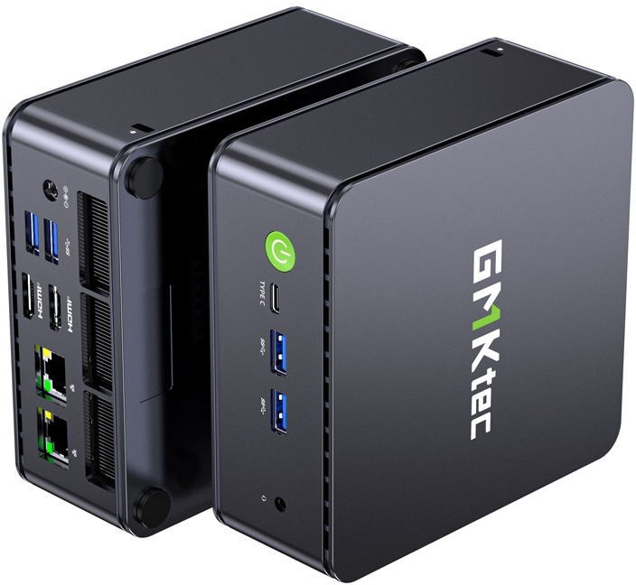 Két fekete GMKtec mini PC áll egymás mellett. Az egyik az előlapot, a másik a hátsó portokat mutatja.