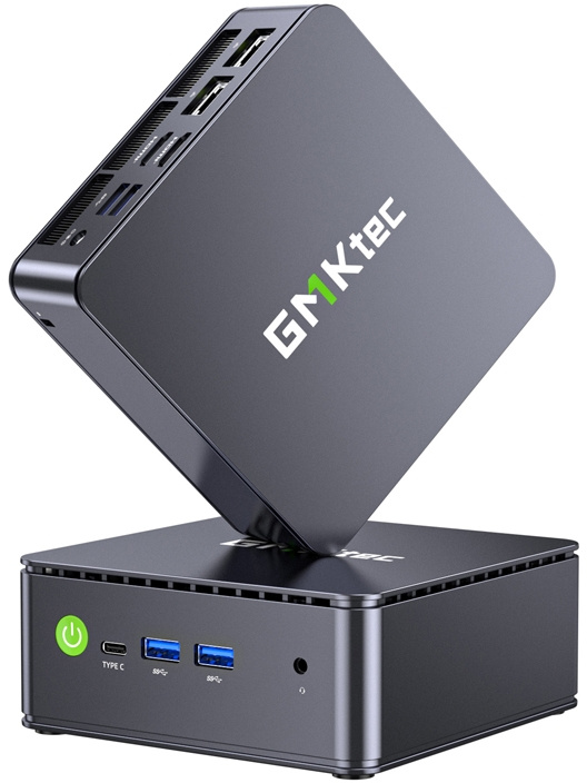 Szürke GMKtec mini PC két szögben bemutatva USB-portokkal és bekapcsológombbal fehér háttérrel.